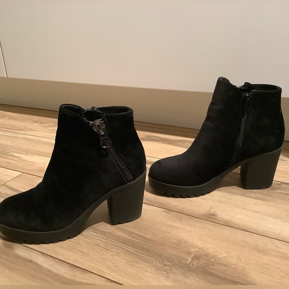 🎉HOST PICK🎉 vintage Dressy Black velour zip up 3” platform booties - Picture 2 of 11